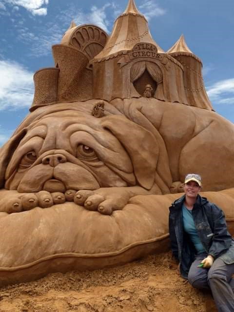 Um cão da raça Pug, esculpido na areia, simplesmente perfeito